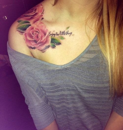 Flores no ombro com frase